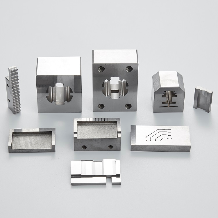 ワイヤー放電加工における炭化タングステン部品の精度向上